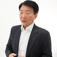 松丘 啓司氏