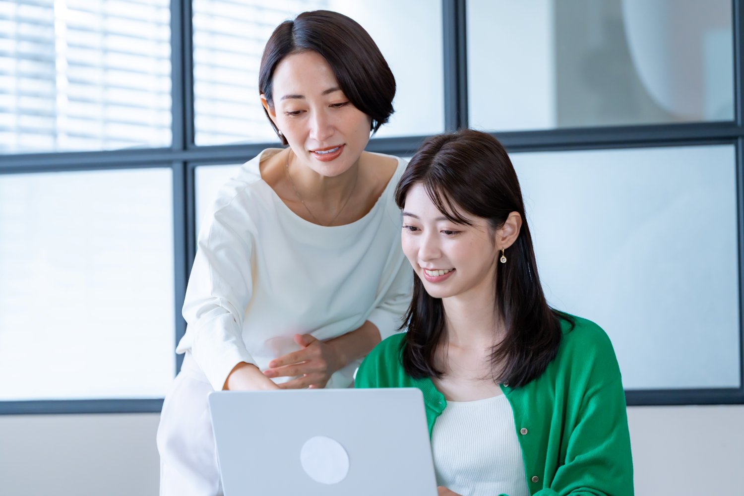 効果的なOJTの具体例7選！ トヨタやJALなど成功事例の共通ポイントも